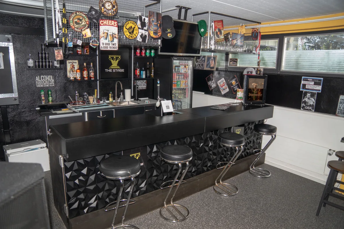 Hier können Besucher ihr Feierabendbier zu einer Live-Radioshow geniessen. Später steht der interviewte Studiogast dann gleich auf der Bühne nebenan. Betschi in seinem neuen Studio am Rande von Wetzikon